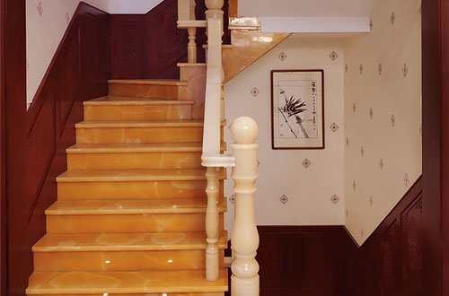 潮安中式别墅室内汉白玉石楼梯的定制安装装饰效果